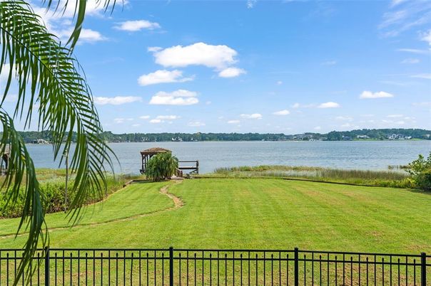 Exterior, Lake