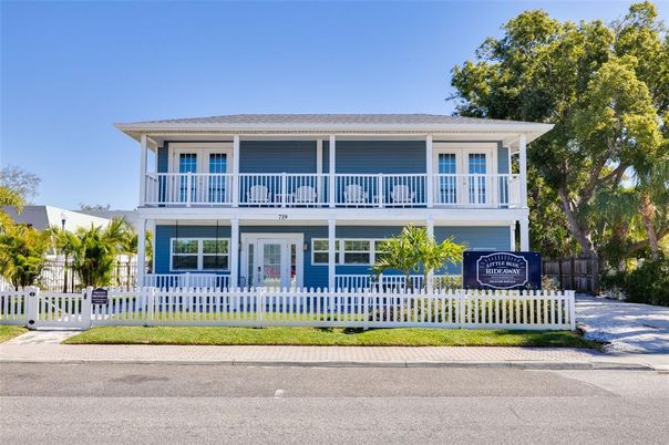 Exterior, Facade, American Foursquare