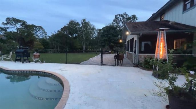 Exterior, Pool