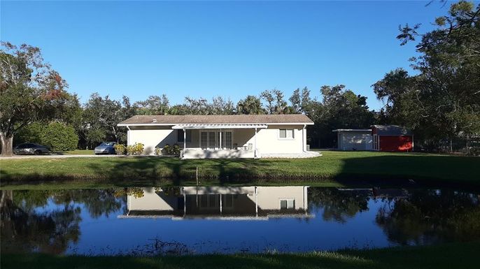 Exterior, Lake