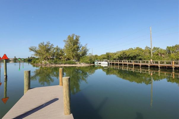 Exterior, Lake