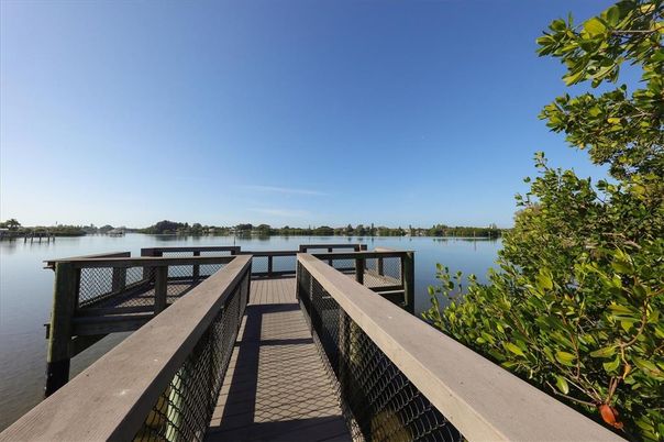 Exterior, Lake