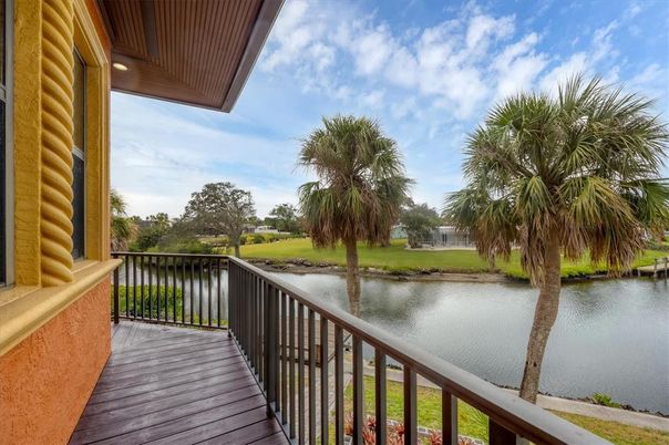 Exterior, Lake