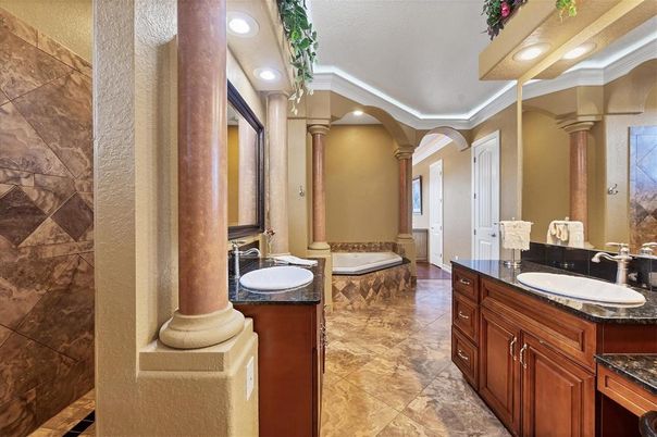 Bathroom, Dual Sink Vanities, Interior, Recessed Lighting