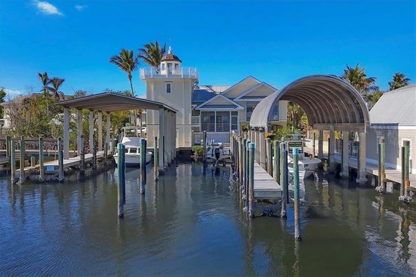 Exterior, Lake