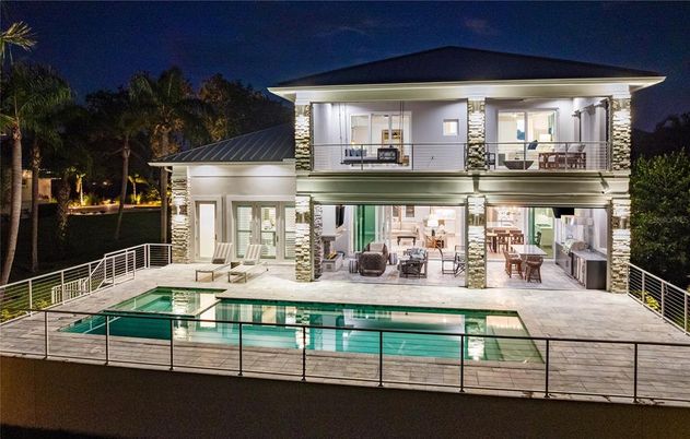 Exterior, Facade, Pool, Modern