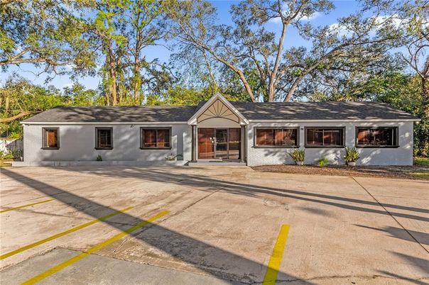 Exterior, Facade, Ranch