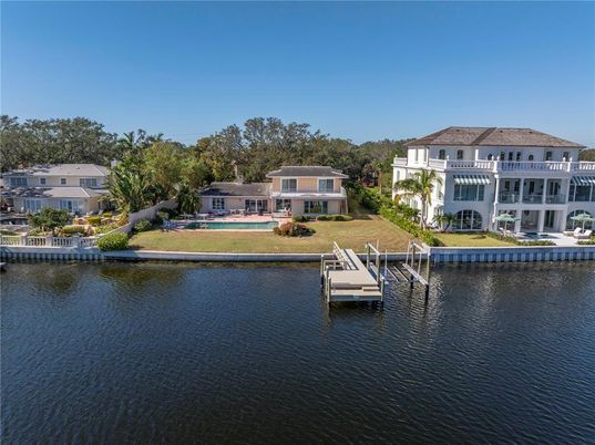 Exterior, Lake