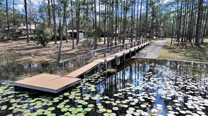 Exterior, Lake