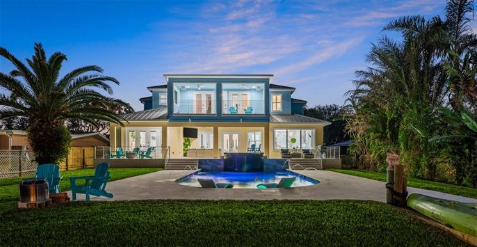 Backyard, Exterior, Facade, Pool, Modern