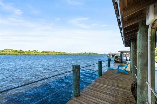 Exterior, Lake