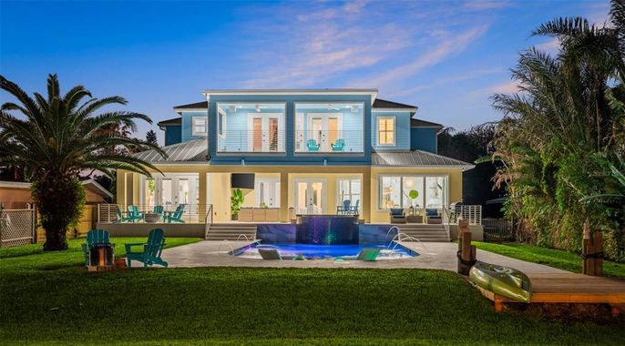 Backyard, Exterior, Facade, Pool, Modern