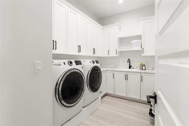 Interior, Recessed Lighting, Washer, Wood Texture Flooring
