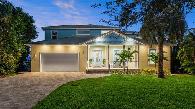 Attached, Exterior, Facade, Ranch