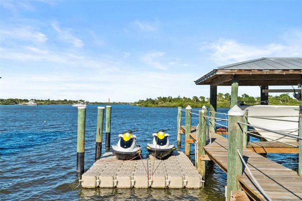 Exterior, Lake