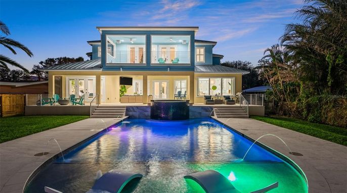 Exterior, Facade, Pool, Modern