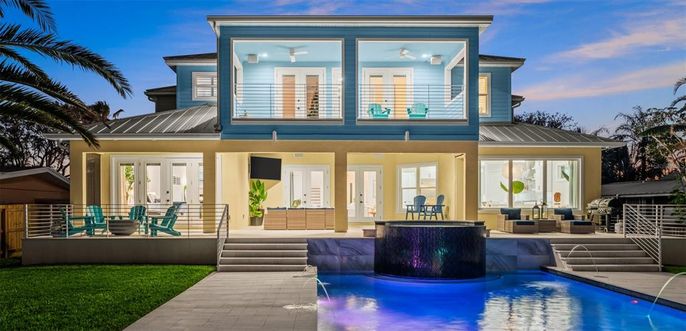 Exterior, Facade, Pool, Modern