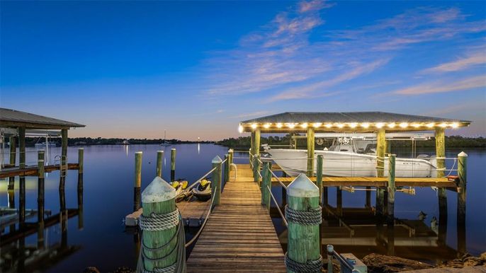 Exterior, Lake