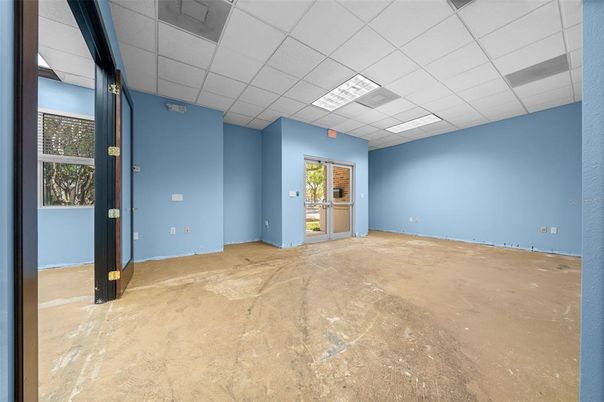 Empty room, Interior