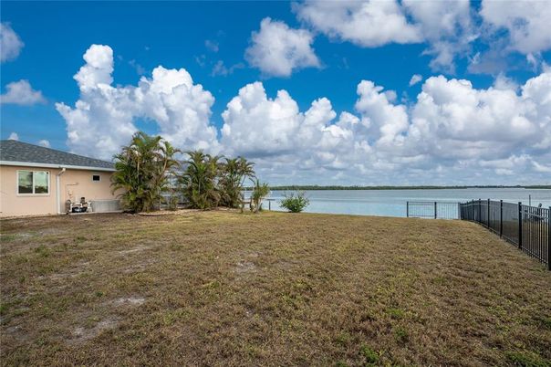 Exterior, Lake