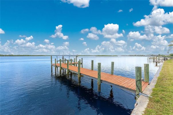 Exterior, Lake