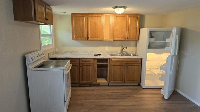 Interior, Kitchen, Washer, Wood Texture Flooring