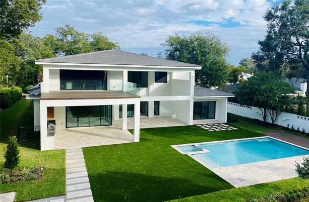 Backyard, Exterior, Facade, Pool, Modern