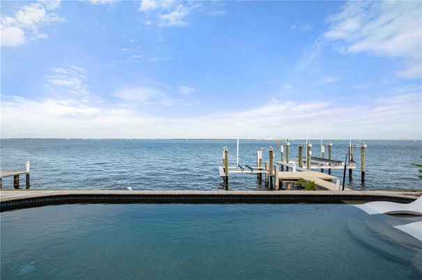 Exterior, Lake