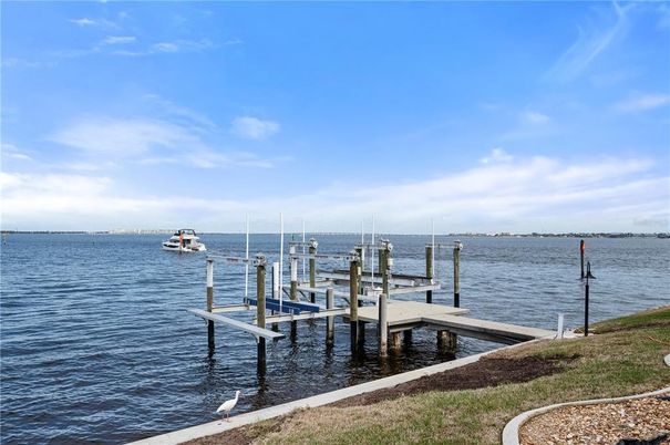 Exterior, Lake