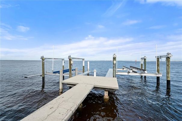 Exterior, Lake
