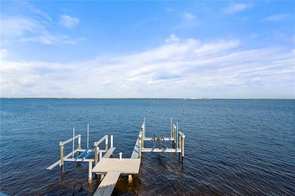 Exterior, Lake