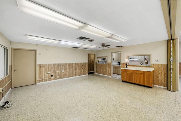 Empty room, Interior