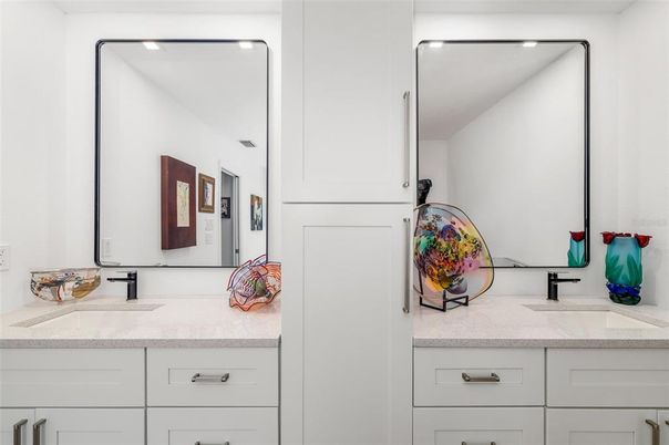 Bathroom, Dual Sink Vanities, Interior, Recessed Lighting
