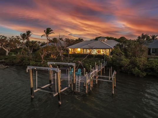 Exterior, Lake