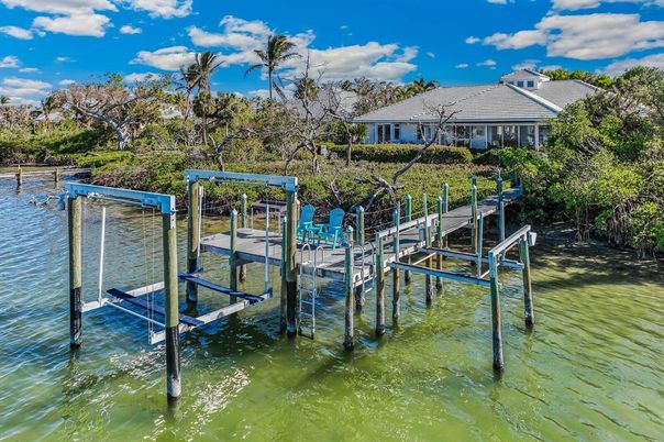 Exterior, Lake