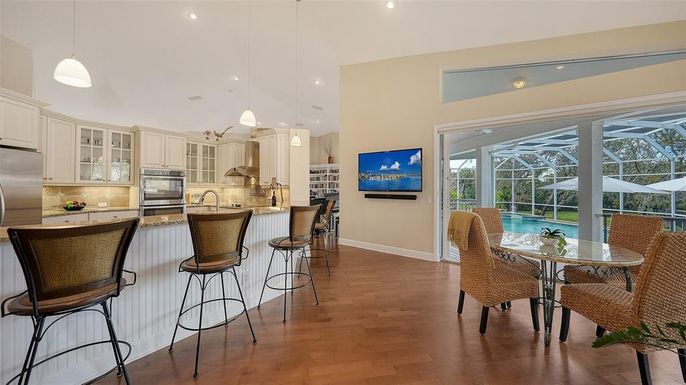 Dining room, Glass Ceilings, Interior, Kitchen, Pendant Lights, Recessed Lighting, Stainless Steel Appliances, Wood Texture Flooring