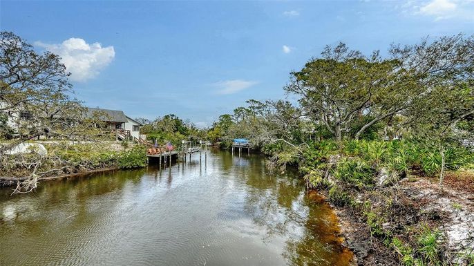 Exterior, Lake