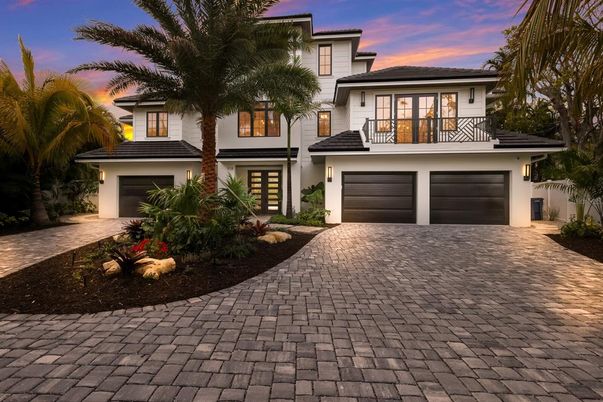 Attached, Exterior, Facade, Mediterranean