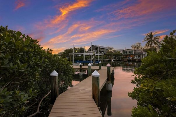 Exterior, Lake