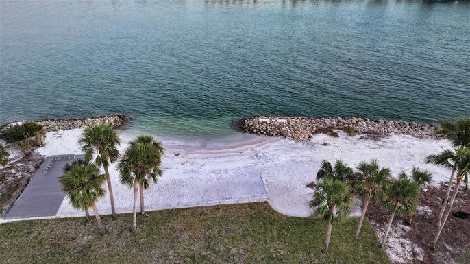 Exterior, Lake