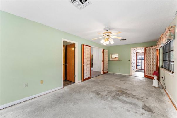 Empty room, Interior