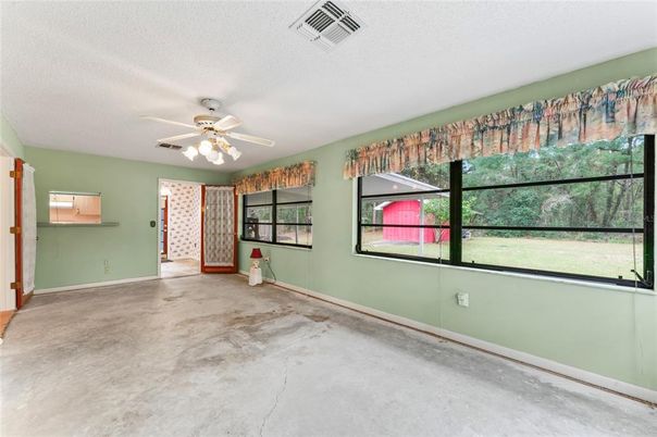 Empty room, Interior