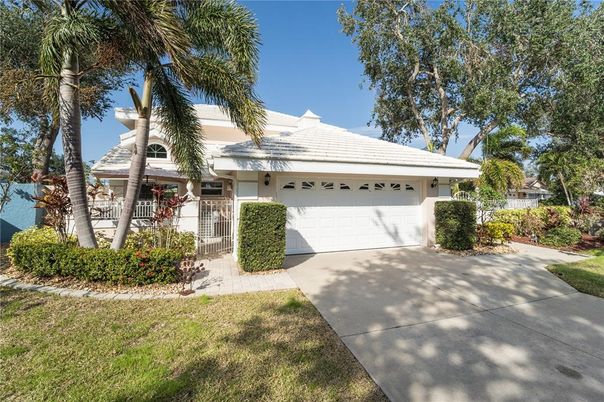 Attached, Exterior, Facade, Ranch
