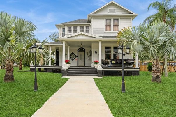 Exterior, Facade, Queen Anne Victorian