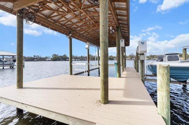 Exterior, Lake