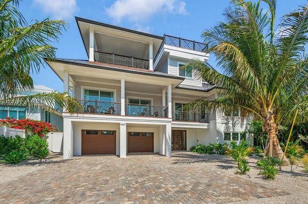 Attached, Exterior, Facade, Modern
