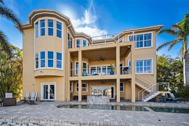 Exterior, Facade, Pool, Rowhouse