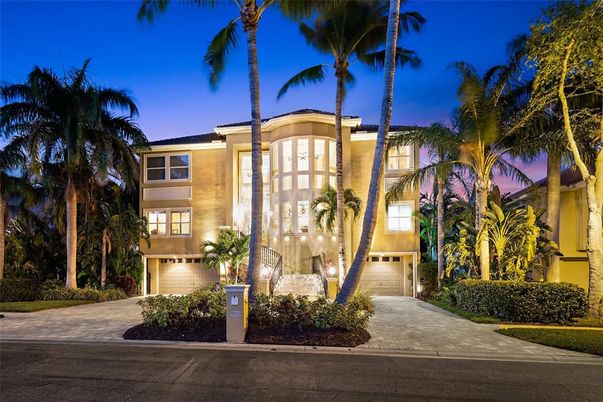 Attached, Exterior, Facade, Modern