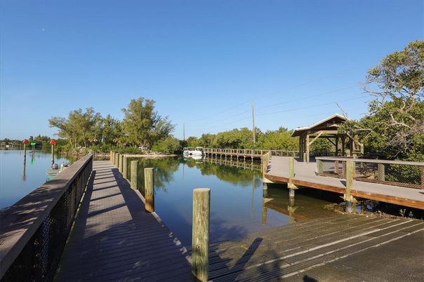 Exterior, Lake