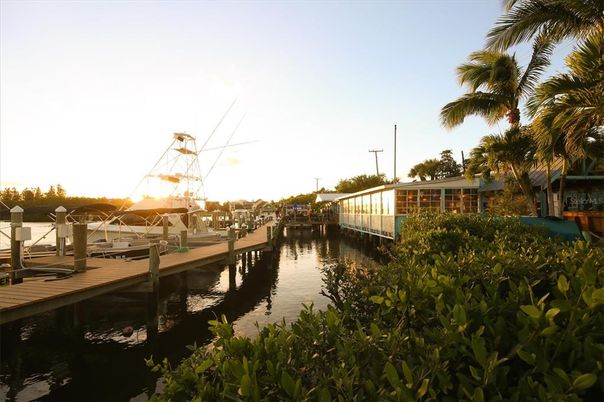 Exterior, Lake